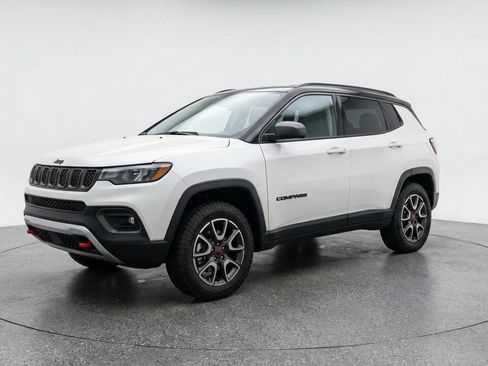 Used 2025 Jeep Compass Trailhawk AWD/4WD image 3