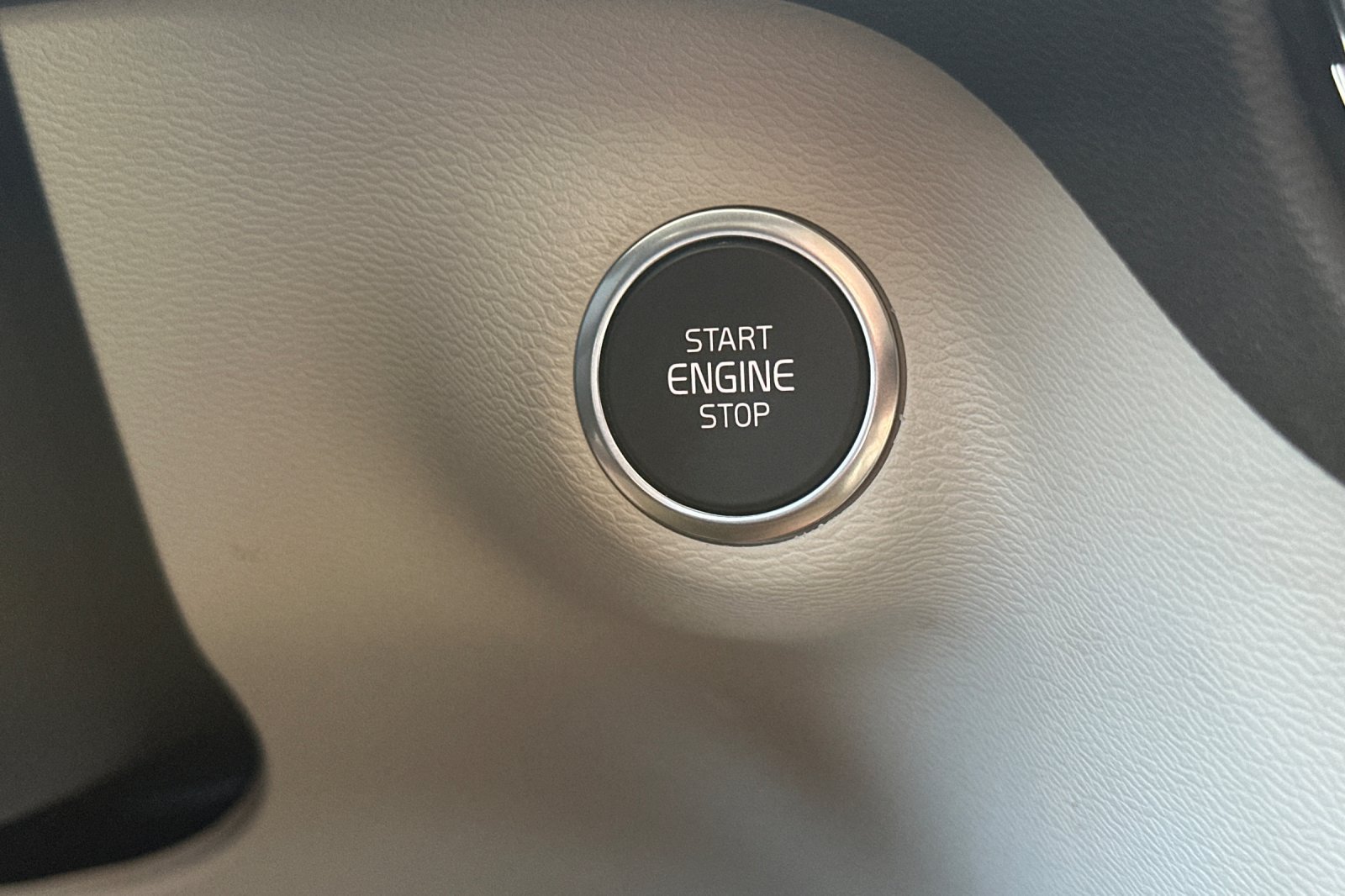 Certified 2025 Volvo XC40 B5 Plus AWD/4WD image 27
