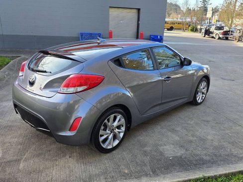 Used 2017 Hyundai Veloster FWD image 5