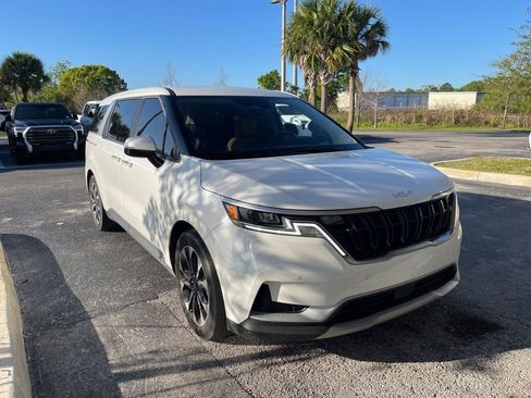 Used 2024 Kia Carnival EX image 2