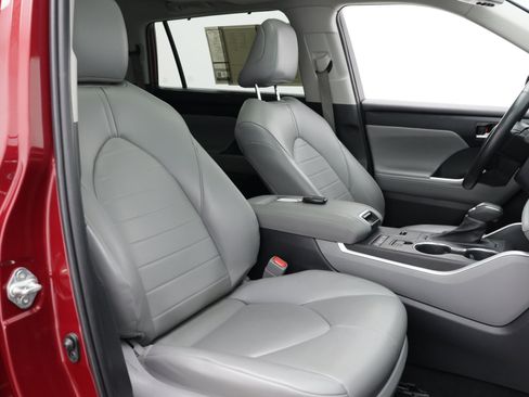 Used 2022 Toyota Highlander XLE FWD image 51