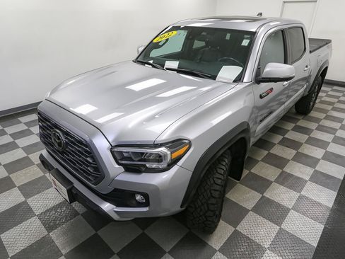 Used 2022 Toyota Tacoma TRD Off-Road w/ TRD Premium Off Road Package AWD/4WD image 7