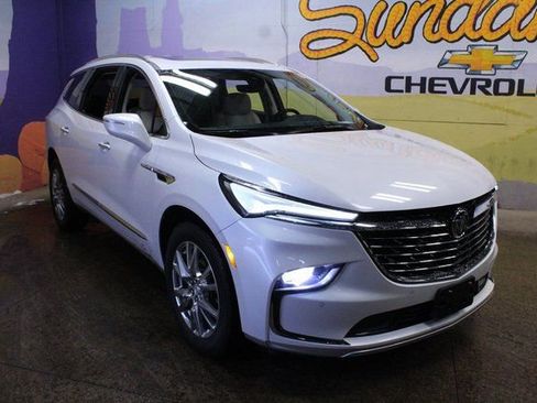 Used 2022 Buick Enclave Essence image 4