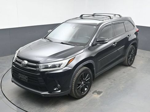 Used 2019 Toyota Highlander SE w/ Nightshade Edition FWD image 15
