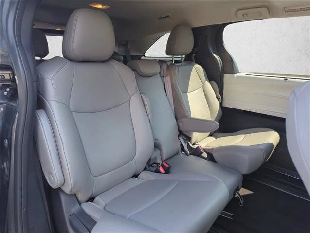 Used 2025 Toyota Sienna XLE FWD image 29
