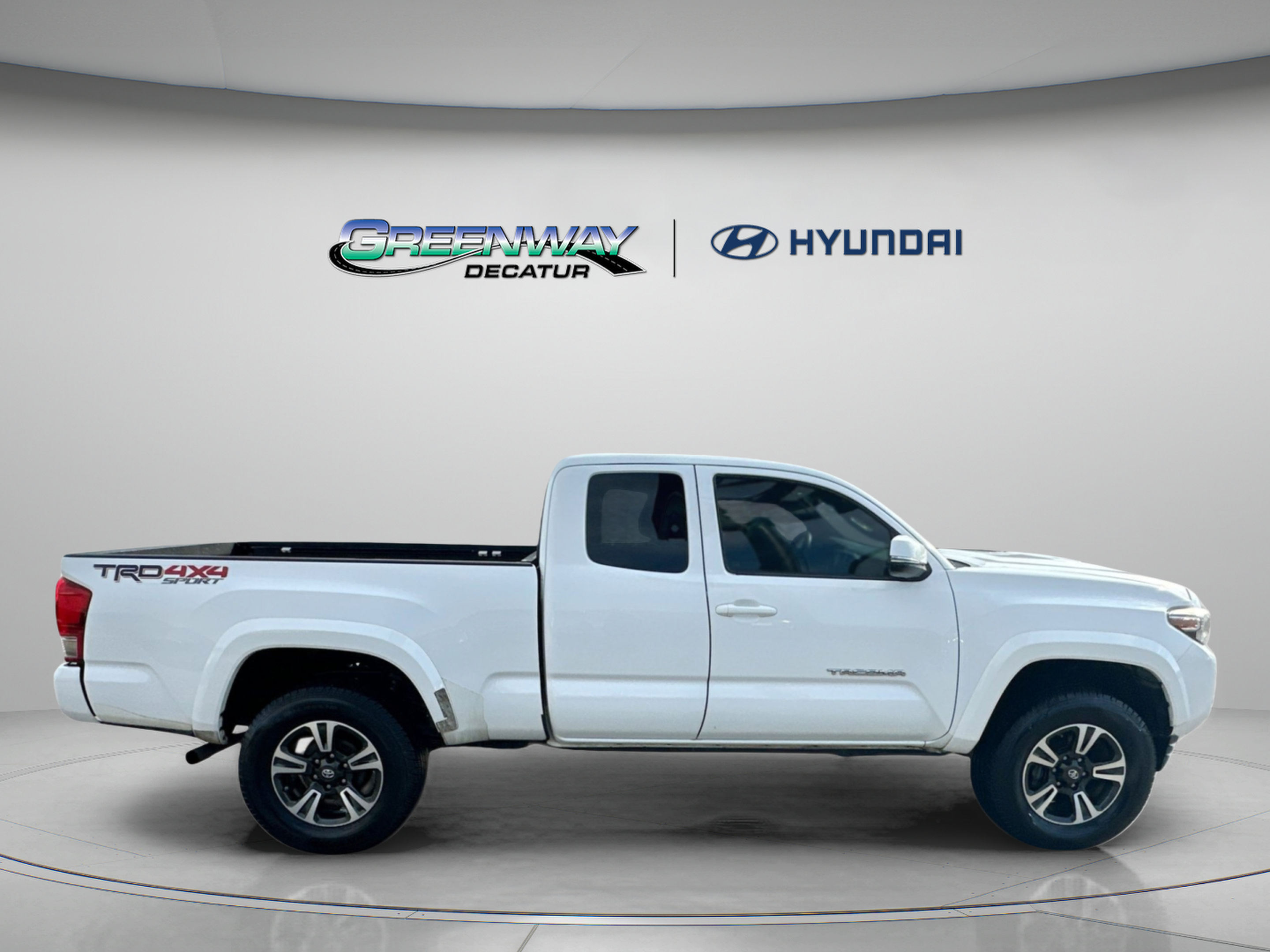 Used 2017 Toyota Tacoma TRD Sport w/ Tow Package (A/T) AWD/4WD image 9