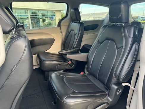 Used 2024 Chrysler Pacifica Touring-L FWD image 21