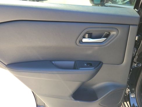 Used 2025 Nissan Rogue SV FWD image 11