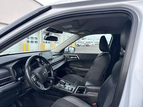 Used 2024 Mitsubishi Outlander SE image 8