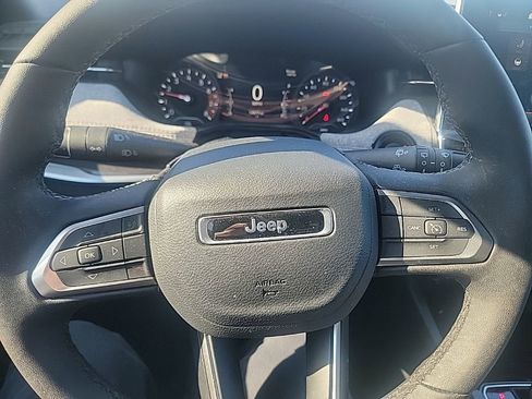 Used 2024 Jeep Compass Latitude image 17