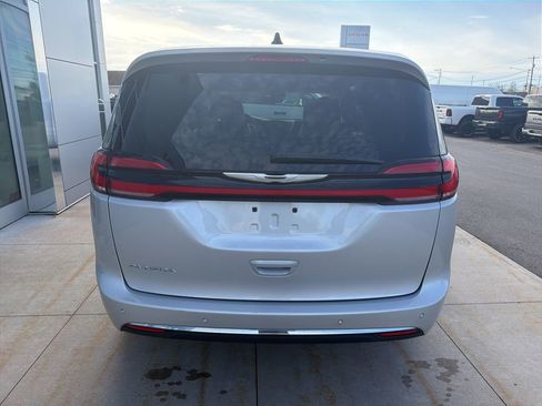 Used 2024 Chrysler Pacifica Touring-L FWD image 9
