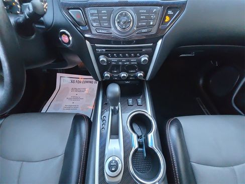 Used 2020 Nissan Pathfinder SL image 11