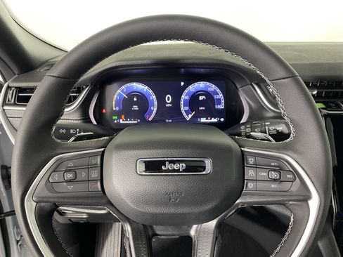 New 2025 Jeep Grand Cherokee Altitude image 19