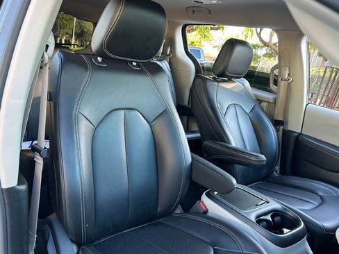 Used 2023 Chrysler Pacifica Touring-L image 36
