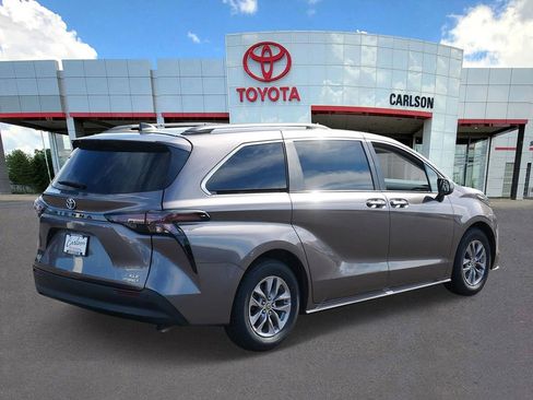 Certified 2024 Toyota Sienna XLE FWD image 5