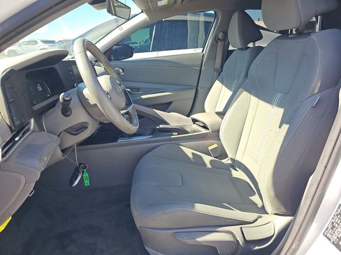Used 2025 Hyundai Elantra Sport image 6