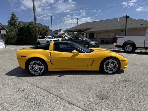 Used 2005 Chevrolet Corvette Coupe w/ Preferred Equipment Group RWD image 8