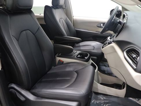 Used 2024 Chrysler Pacifica Touring-L image 14