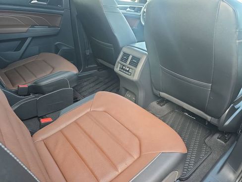 Used 2022 Volkswagen Atlas SEL Premium image 11