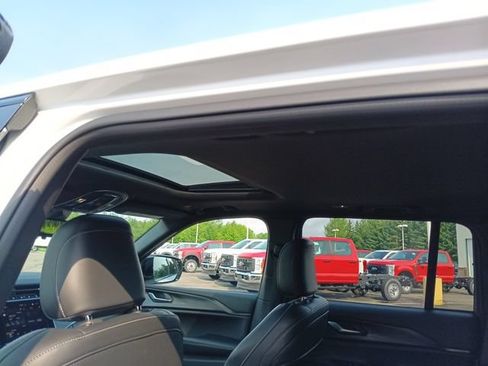 Used 2023 Jeep Grand Cherokee Altitude AWD/4WD image 2