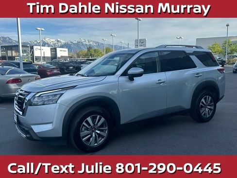 Used 2025 Nissan Pathfinder SL AWD/4WD image 6