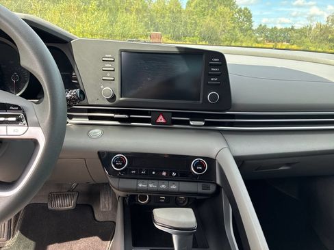 Used 2022 Hyundai Elantra SEL FWD image 17