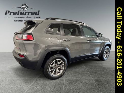Used 2022 Jeep Cherokee Trailhawk image 17