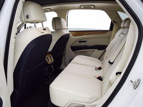 Used 2024 Bentley Bentayga AWD/4WD image 35