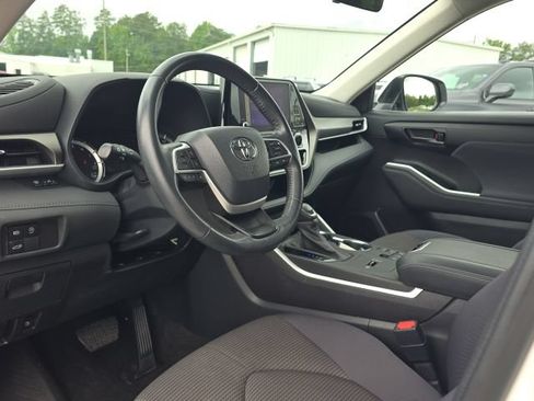 Used 2023 Toyota Highlander LE FWD image 29