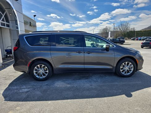 Used 2022 Chrysler Pacifica Touring-L image 2