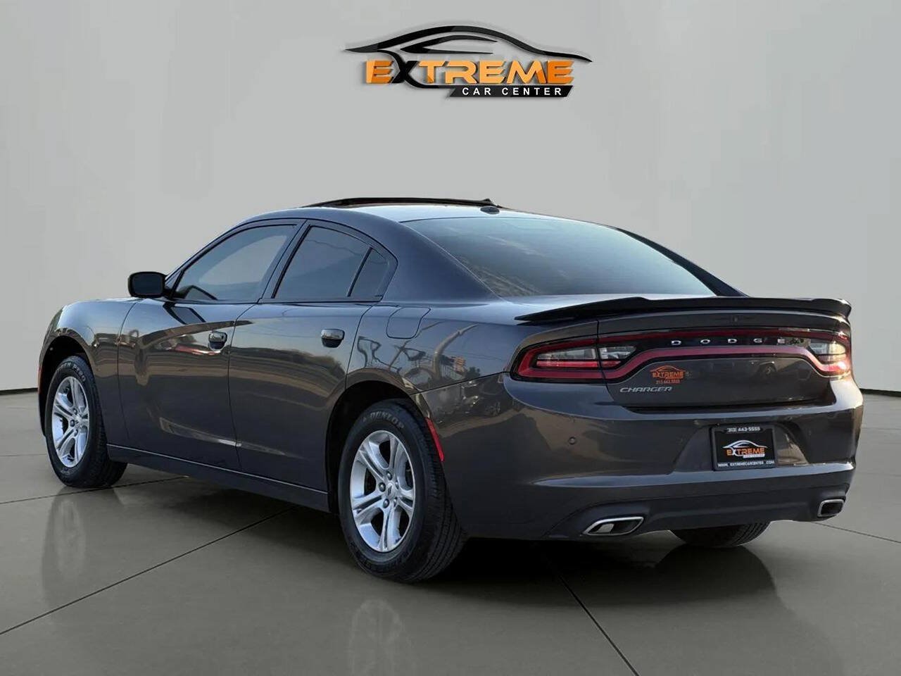Used 2019 Dodge Charger SXT w/ Leather Interior Group RWD image 4