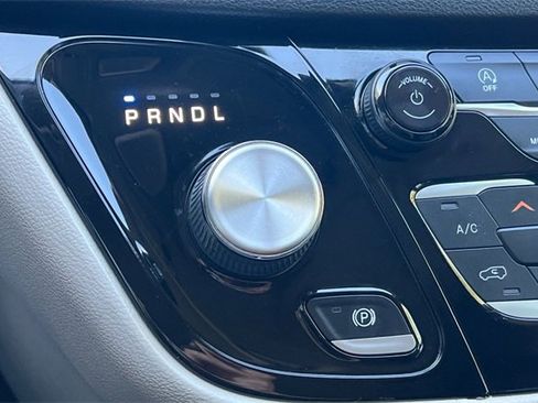 Used 2020 Chrysler Pacifica Touring-L image 24