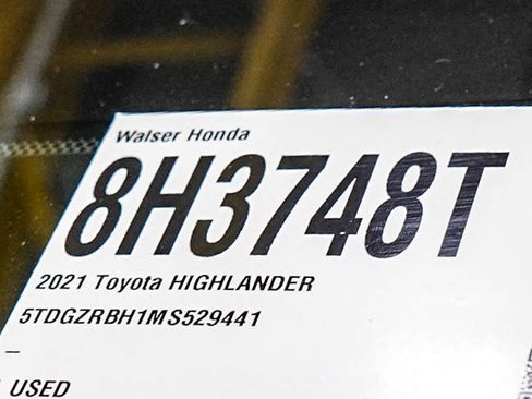 Used 2021 Toyota Highlander XLE AWD/4WD image 32
