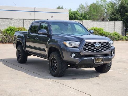 Used 2022 Toyota Tacoma TRD Off-Road w/ Technology Package AWD/4WD image 3