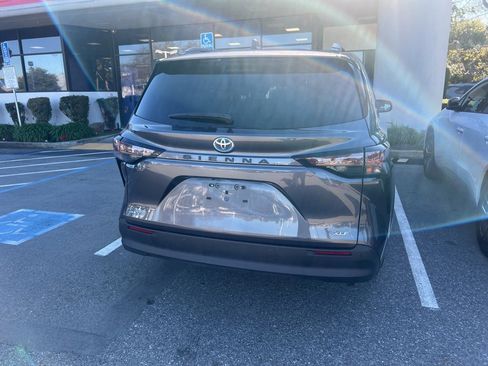 Used 2025 Toyota Sienna XLE image 3