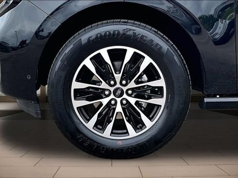 Used 2025 Ford Expedition Max Platinum AWD/4WD image 9