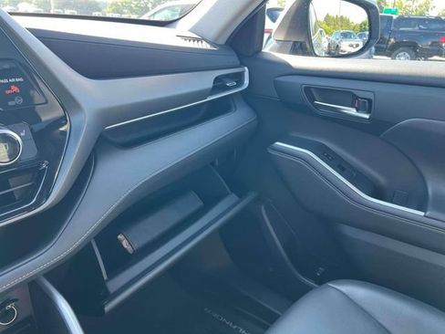 Used 2020 Toyota Highlander XLE AWD/4WD image 12
