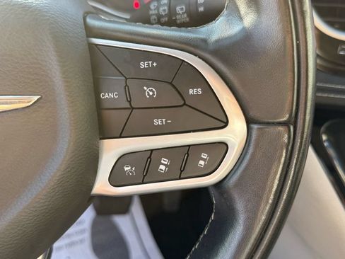 Used 2022 Chrysler Pacifica Touring-L w/ Uconnect Theater Family Group FWD image 24