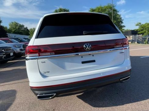 Used 2024 Volkswagen Atlas SE AWD/4WD image 3
