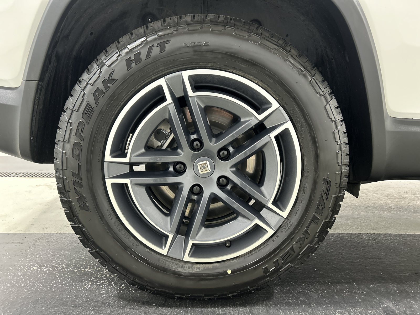 Used 2025 Rivian R1S Adventure Dual AWD/4WD image 11