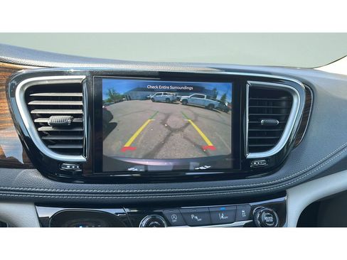 Used 2023 Chrysler Pacifica Limited FWD image 15