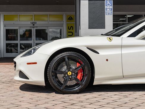 Used 2015 Ferrari California T image 9