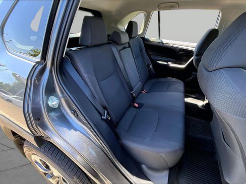 Used 2021 Toyota RAV4 LE FWD image 19