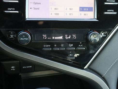 Used 2018 Toyota Camry XSE image 21