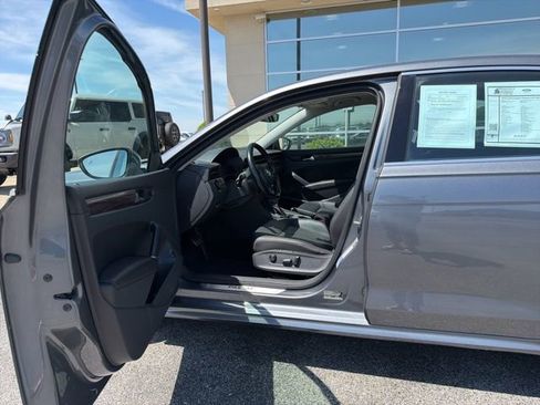 Used 2020 Volkswagen Passat 2.0T SEL FWD image 9
