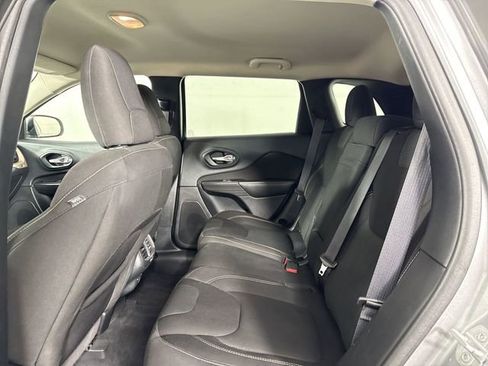 Used 2016 Jeep Cherokee Latitude w/ Cold Weather Group AWD/4WD image 22