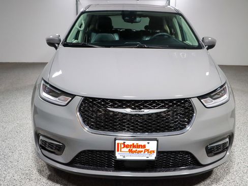 Used 2023 Chrysler Pacifica Touring-L FWD image 4