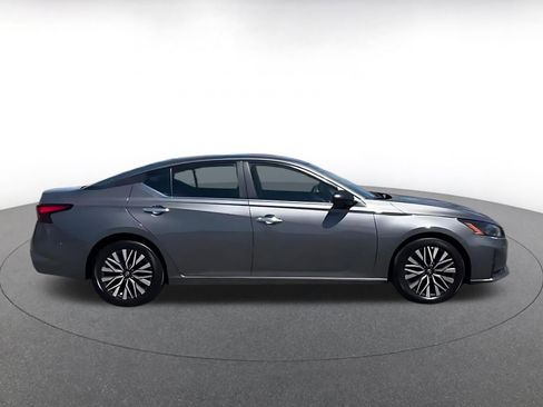 Used 2025 Nissan Altima 2.5 SV FWD image 12