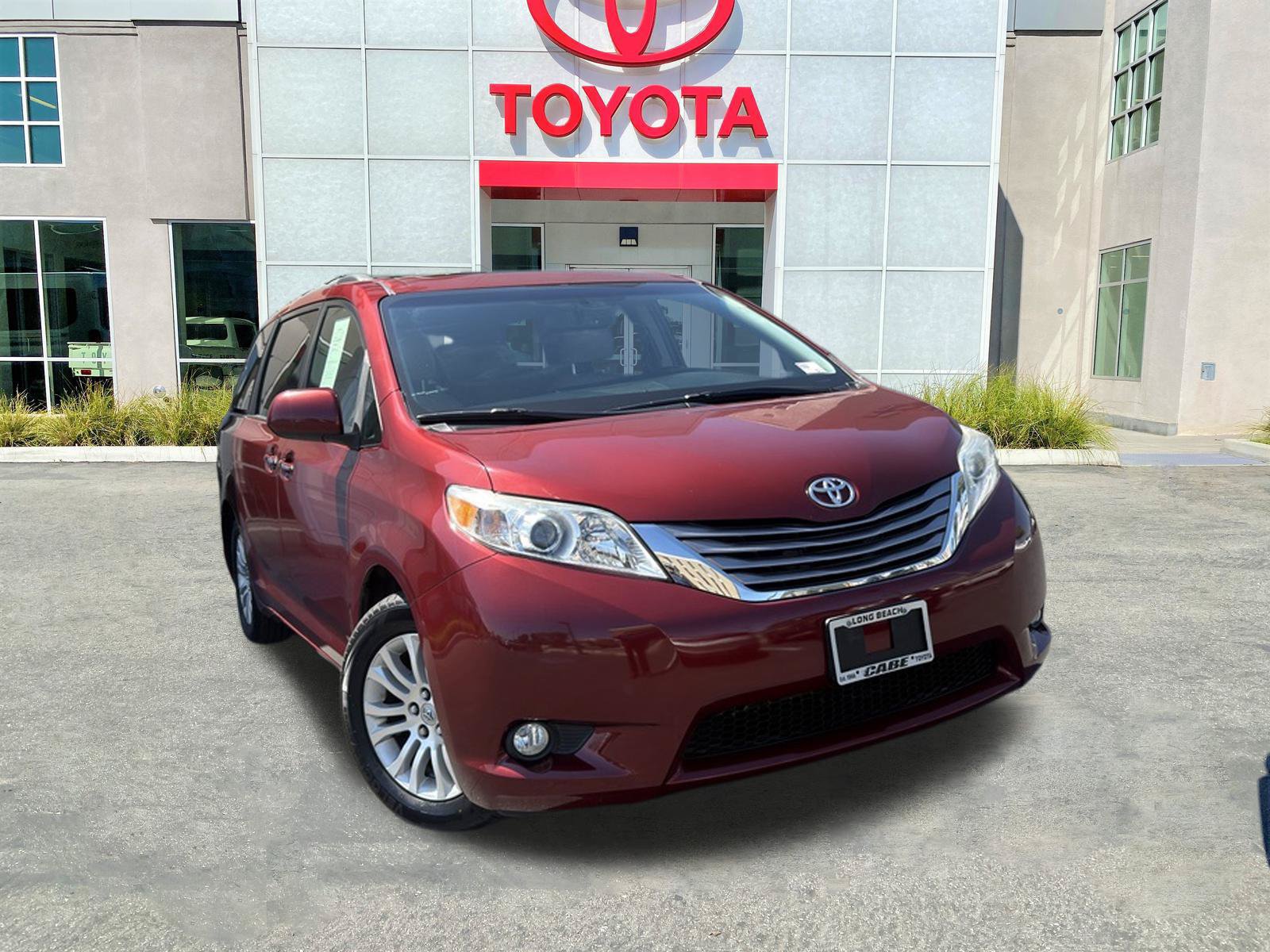 Used 2017 Toyota Sienna XLE Premium FWD image 2