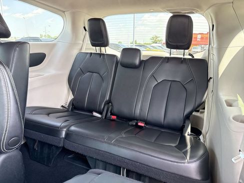 Used 2023 Chrysler Pacifica Touring-L FWD image 23